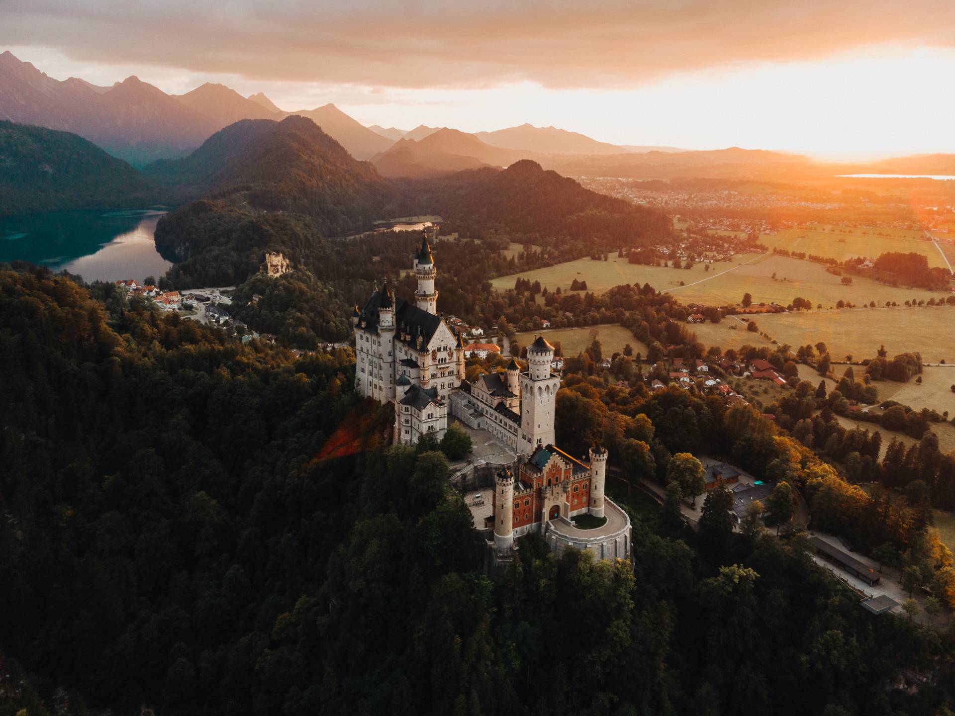 Schloss Neuschwanstein über den herbstlichen Wäldern bei Schwangau