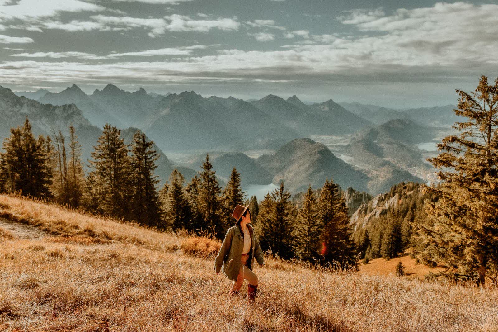 Sonnenbeschienene Allgäuer Alpen mit Wiesen, Wäldern und Bergketten rund um Schwangau