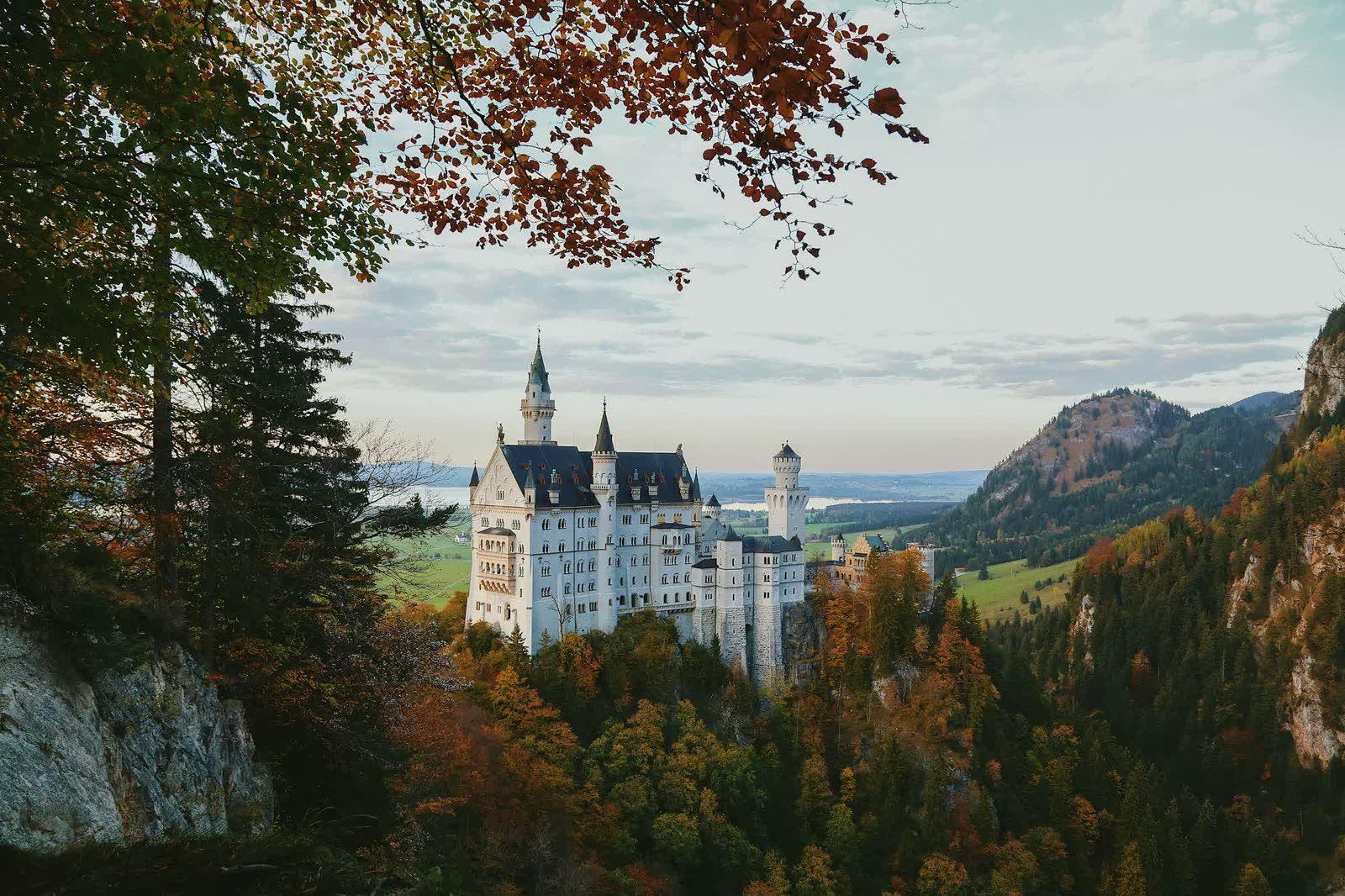 Schloss Neuschwanstein und die Allgäuer Berge bei Schwangau